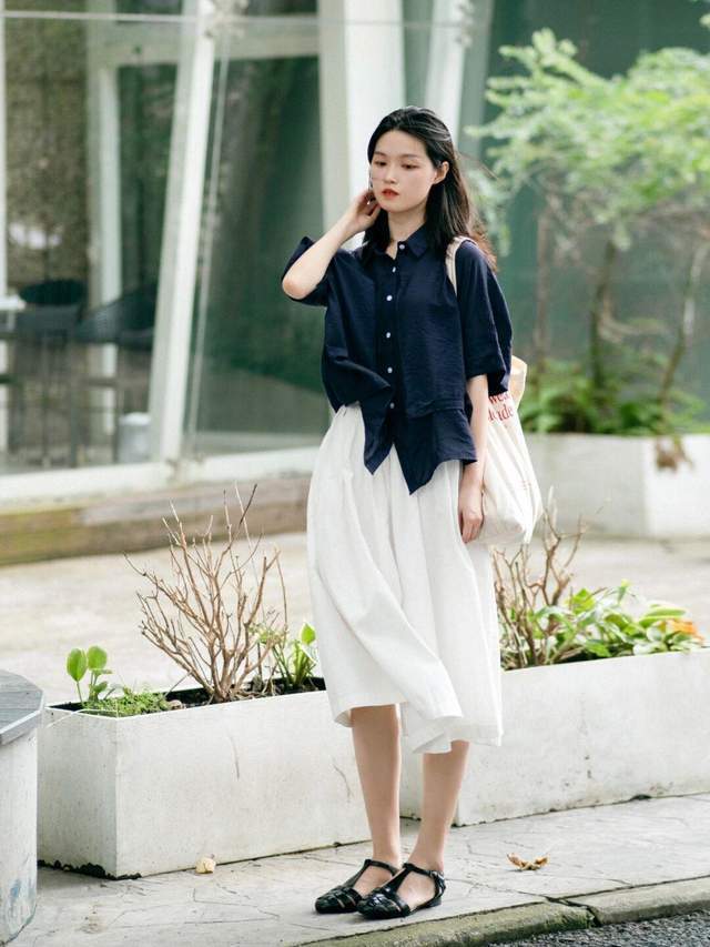 休闲|休闲慵懒风怎么搭?条纹衬衫+棉麻长裤简约洋气,气质又优雅