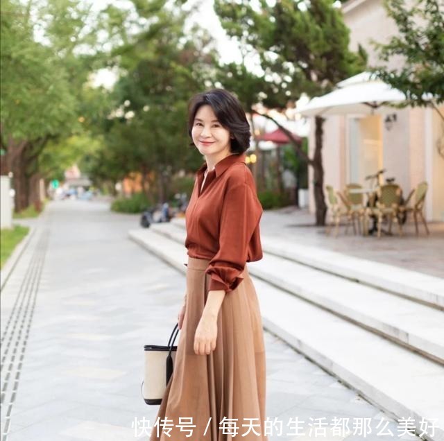 构造 奔六的女人会搭配更有魅力,学习她的减龄穿搭术,时尚优雅很高级!