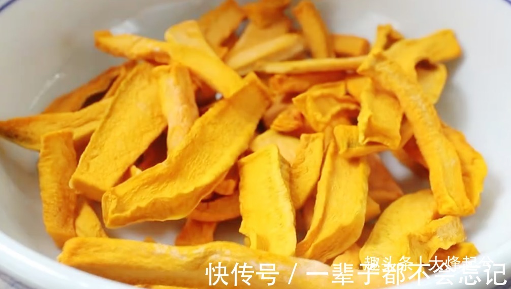 秋天南瓜多吃不完，太阳一晒，教你做成小零食，大人小孩都爱吃