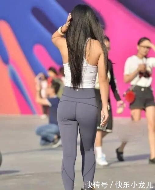 女人味 打底裤的装扮使得整体气质高雅,展现经典时尚的搭配