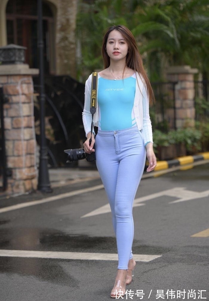 白与蓝 紧身衣搭配百搭牛仔裤,修身又塑形,那份小家碧玉般的温柔很迷人