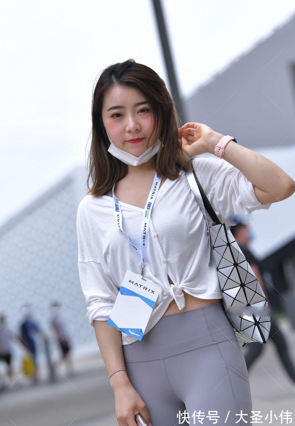 又飒|美女街拍：小姐姐真的是又飒又美，太吸引人注意，好想过去给她买一杯奶茶