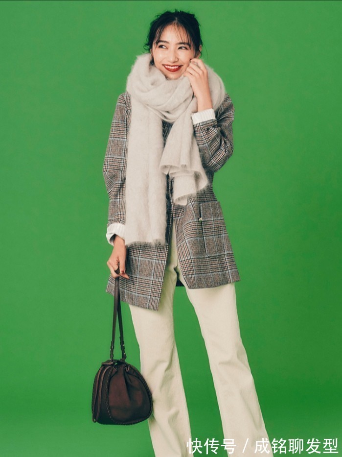 外套|四十多岁的女人不要穿得太鲜艳,看看日本模特的穿搭,简约又时尚