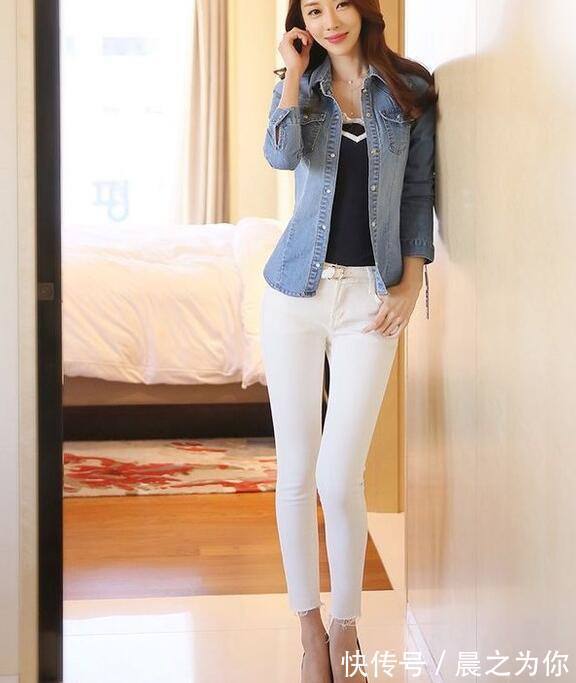 腿部 简约气质的牛仔裤美女,秀出纤细大长腿,让人百看不厌!