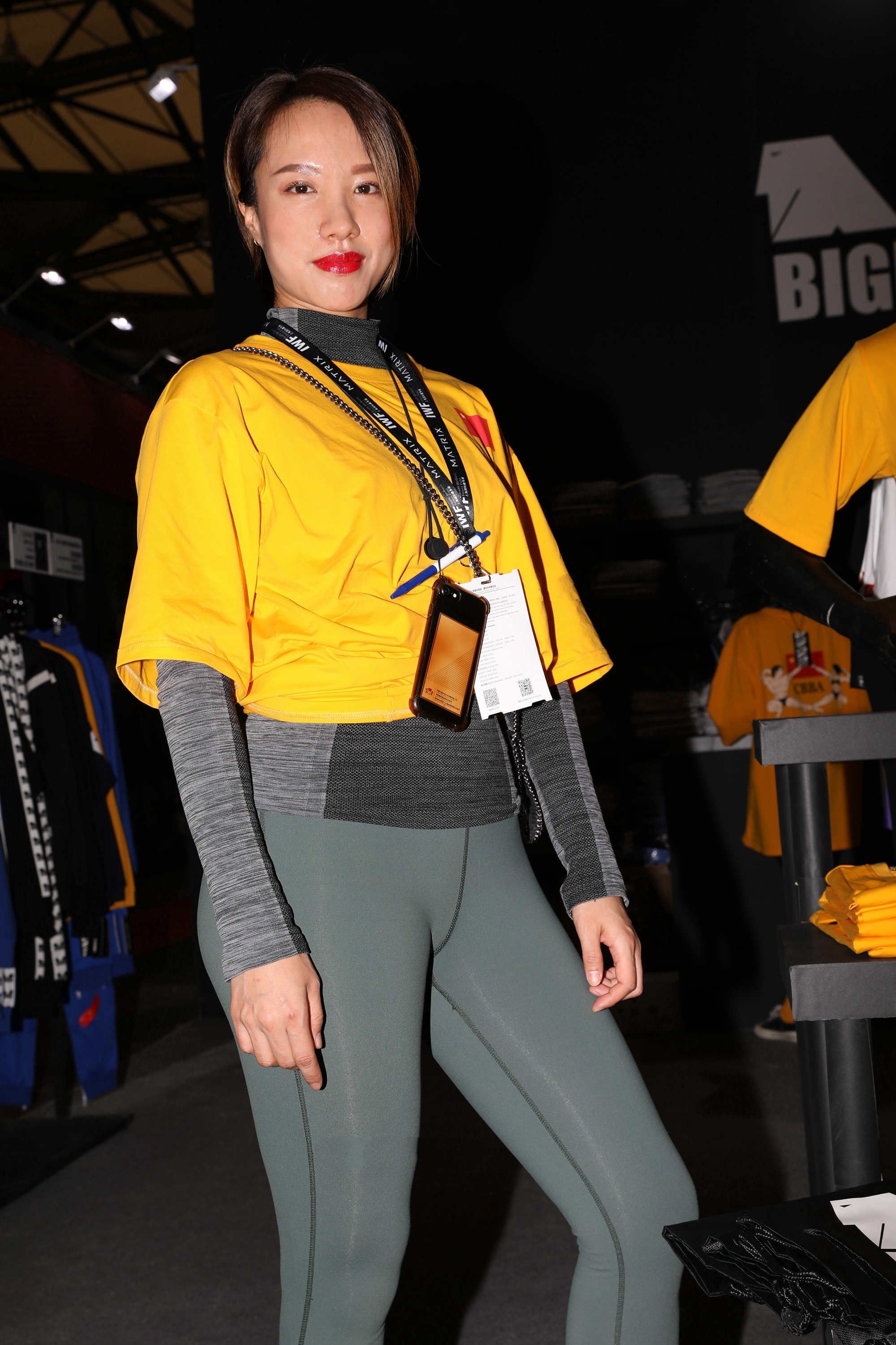 暖色调穿搭阳光又热情, 配合运动穿搭, 更显青春活力