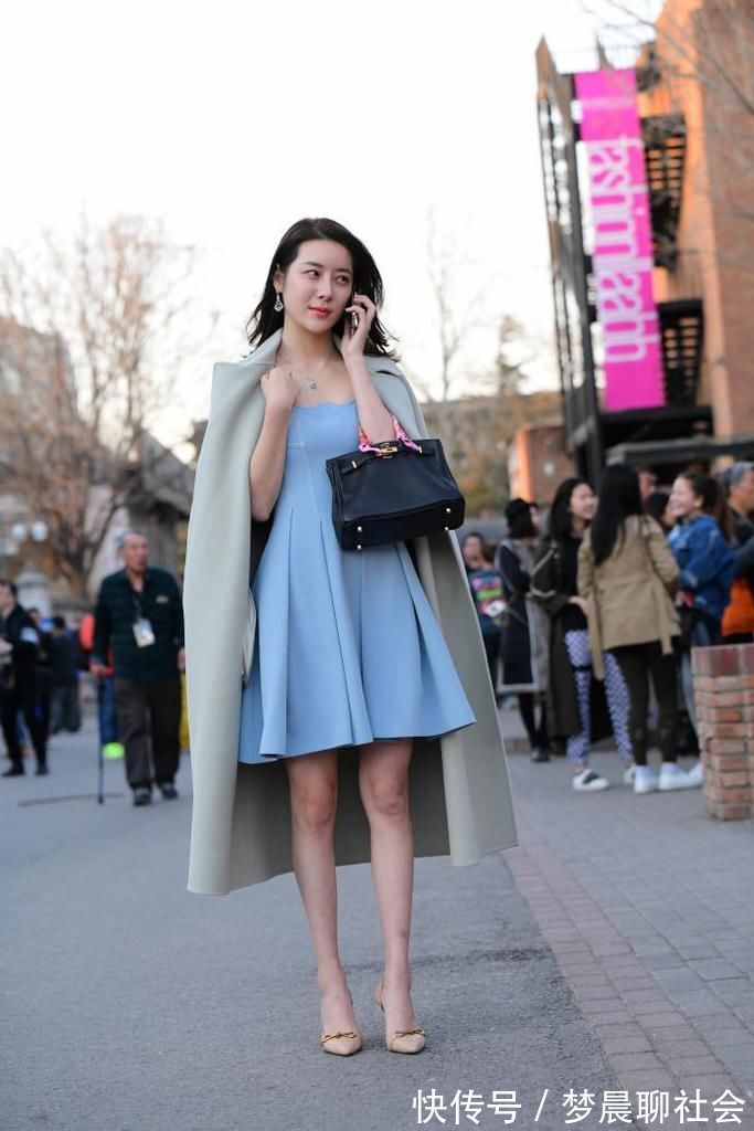 寒风 小姐姐哪像30岁的人，寒风中短裙配大衣，造型清新时尚！
