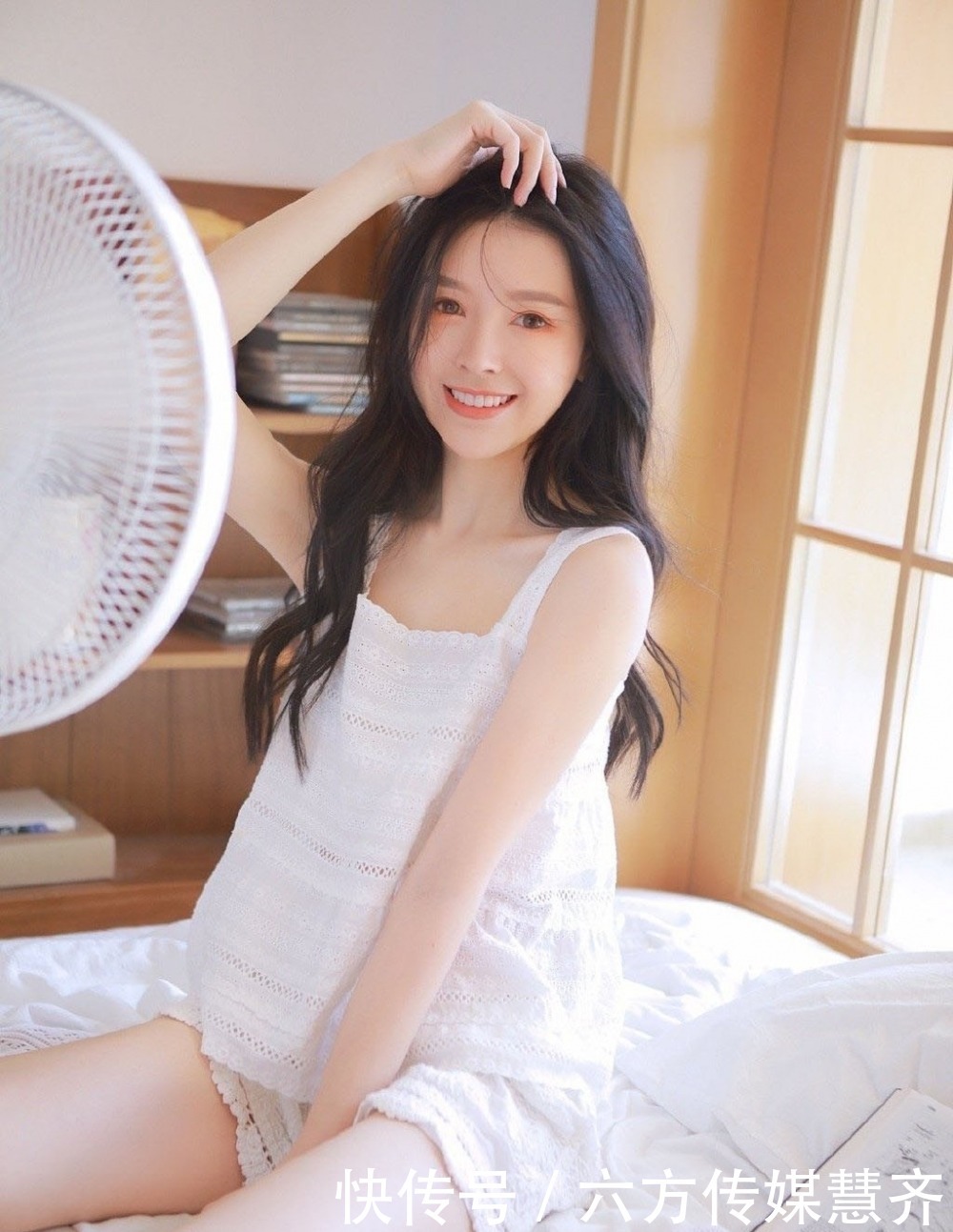 清新白净的长发美女