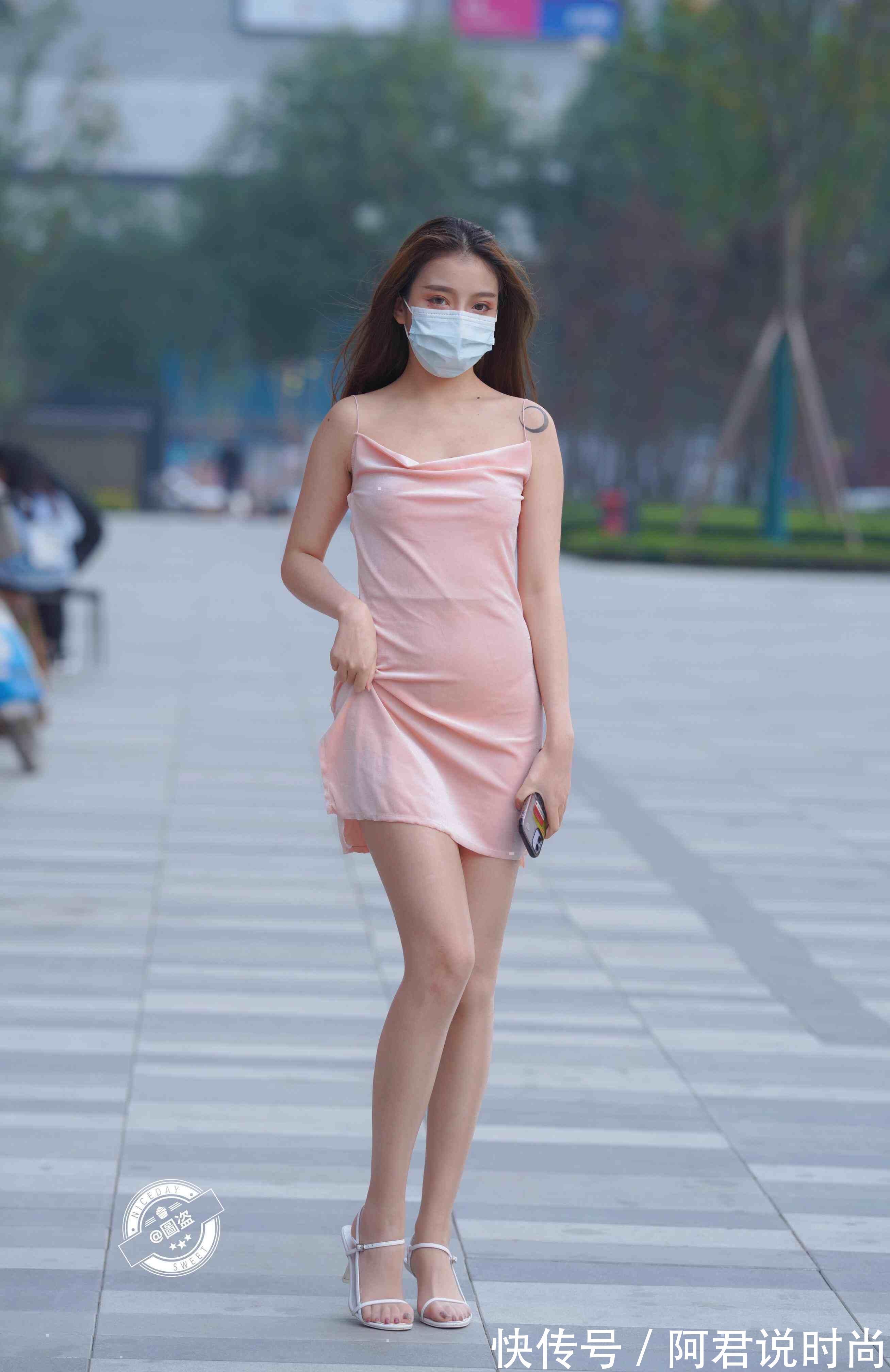 格调|精致优雅的连衣裙穿搭展现时尚的格调，简约也是一种美，凸显优势
