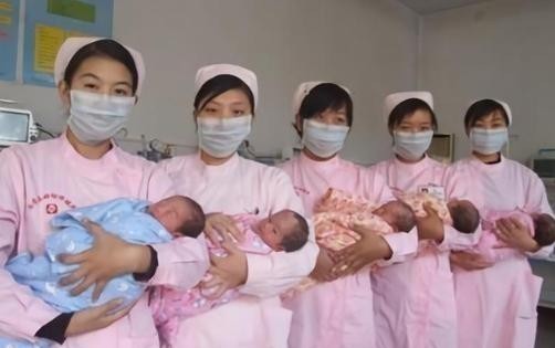 孩子|爸爸姓杨,随口给五胞胎取了名字,上户口时工作人员笑出了声