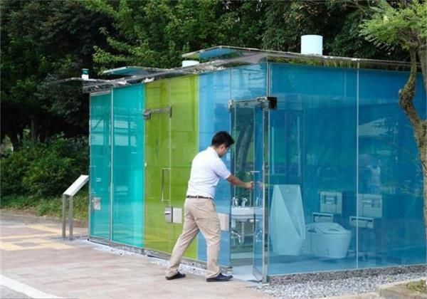 玻璃|把全透明厕所搬进公园，玻璃一清二楚，还真有人进去上厕所了