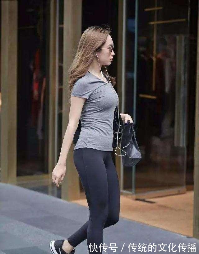 单品 黑色长款风衣搭配灰色手提包,不能仅仅的依赖单品,配饰也重要!