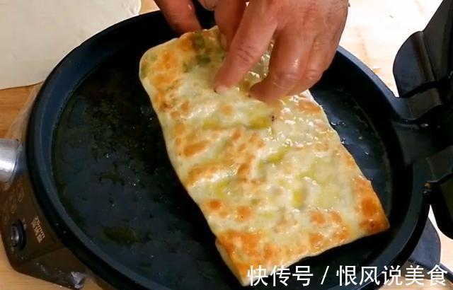 农村妈妈教你葱油饼最简单的做法,香酥好吃,咬一口满嘴香