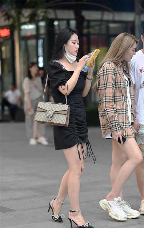 搭配|为什么美女穿着细跟凉鞋，鞋跟都不高，是她们变懒了吗？