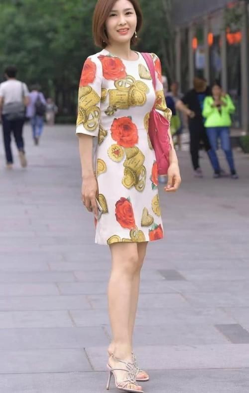 长头发 白色印花连衣裙搭配高跟凉鞋，一头齐肩短发凸显精致干练的气息