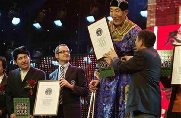 篮球|2米36巨人鲍喜顺,不听医生劝阻执意生下一子,如今儿子怎么样