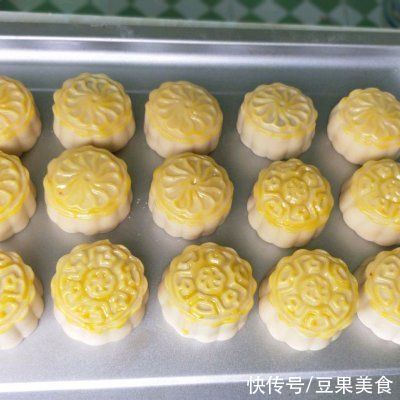 月饼|简单快手又下饭的豆沙馅广式月饼，吃起来那叫一个香