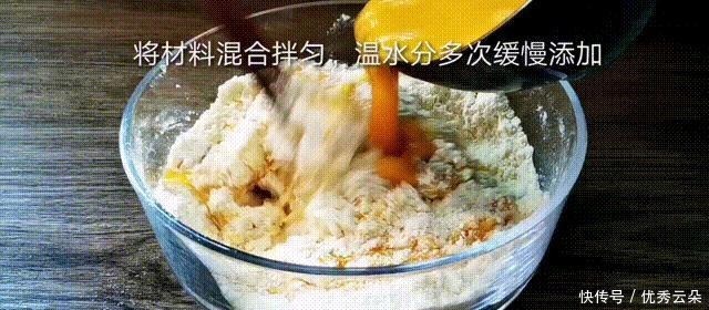 玉米面加鸡蛋搅一搅，早餐很快就做好，松软又营养