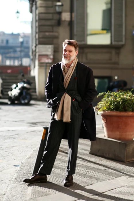 绅装博主有很多,但像 Simone Righi 这么“狂”的还真少见