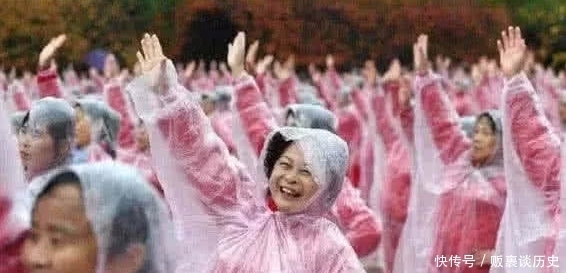 吉尼斯纪录:58岁妇女收藏癖破纪录,无数少女做梦都想得到