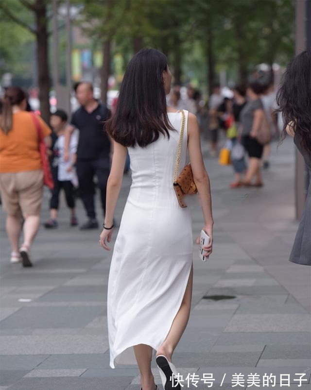 豆豆鞋 吊带裙知性又俏皮，展现闲适惬意的感觉，好有创意！