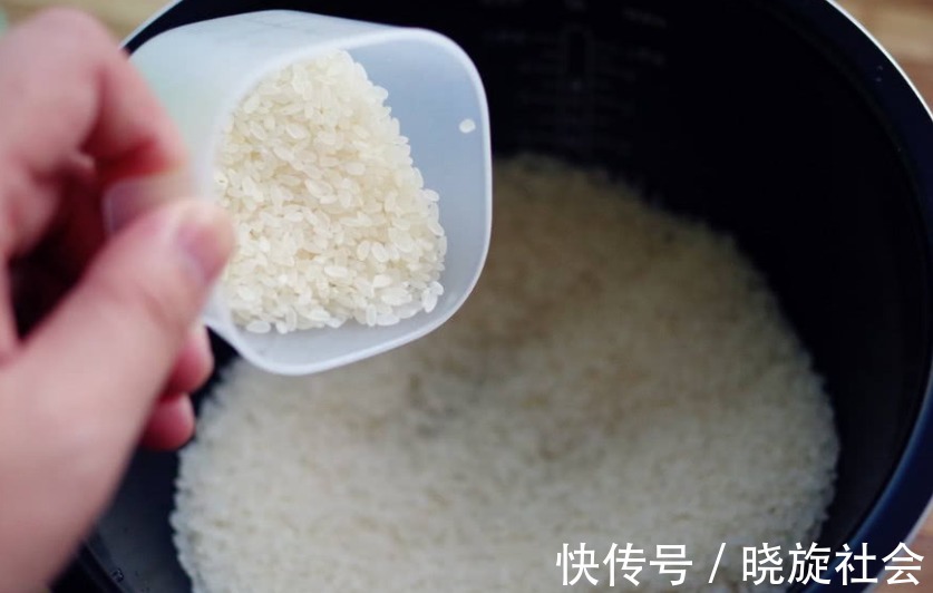 米饭|煮米饭，最忌直接加水煮！大厨教你这2招，米饭香软不粘黏，好吃