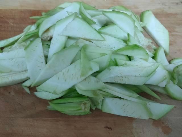 微红|丝瓜和大虾是绝配，三伏天要多吃，清凉祛暑热，安然度过夏天