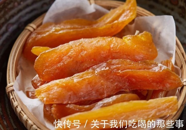 晒红薯干,牢记“三蒸三晒”,橙黄透亮,软糯香甜不粘牙,易保存