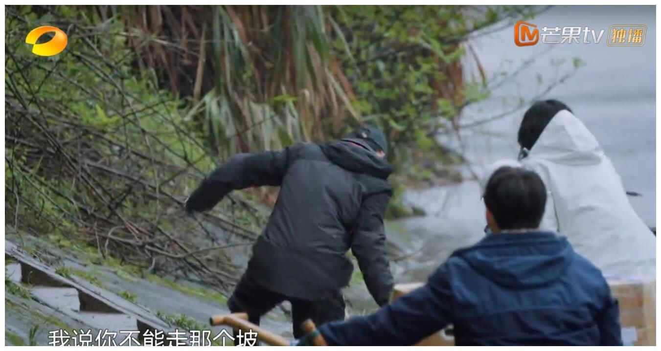 到底是黄磊心太大还是何炅大惊小怪？张艺兴和彭彭的做法一目了然