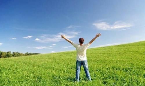 姿势|人一天走多少步才不伤膝盖？听从2个建议，放心走吧