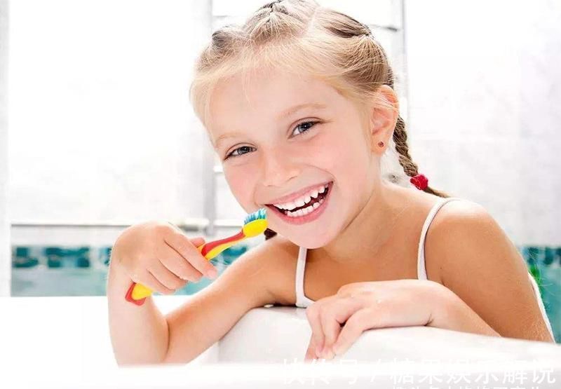 蛀牙|孩子换牙齿了,看到快长出的牙齿是歪的,该怎么办?