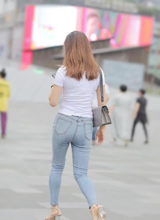 街拍小姐姐身穿牛仔裤装扮让你休闲有型，轻松展现出潇洒惬意的一面
