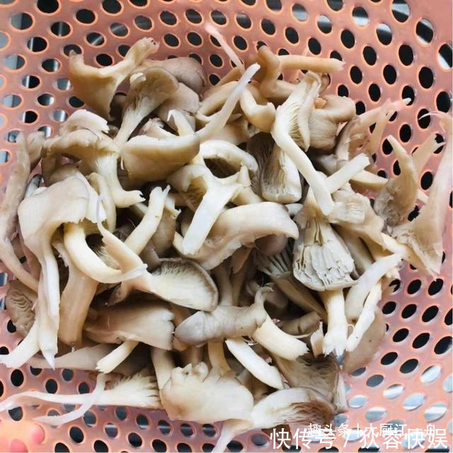 正确做法|椒盐蘑菇要不要焯水,很多人做错了,难怪不酥脆,教你正确做法