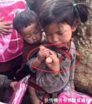 红眼|姐姐自己吃香肠,弟弟在后面看着,姐姐的动作很暖心