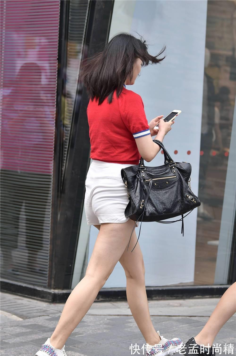 高跟鞋|白色修身短裤, 搭配红色半袖, 穿出朝气和活力