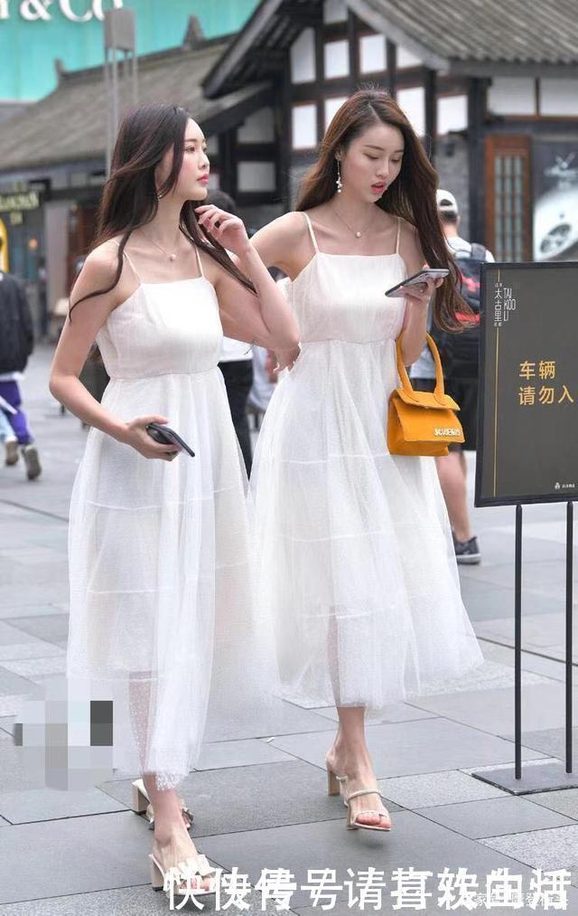 闺蜜装穿出一对姐妹花，白色薄纱连衣裙搭配高跟鞋，回头率极高