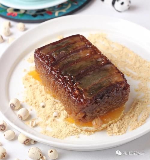 这道薏米莲子甜烧白成菜色泽黄润，薏米更容易消化