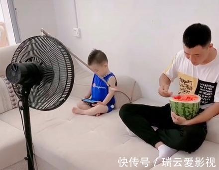 丈夫|“最懒爸爸”火了,用电风扇喂儿子吃西瓜!网友:不当科学家可惜