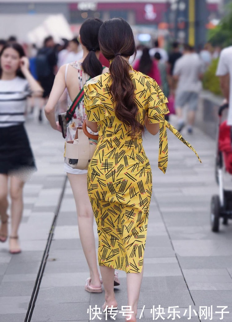  造型|窄V型领的设计，为了丰富造型细节，她还特意搭配了一条吊坠项链