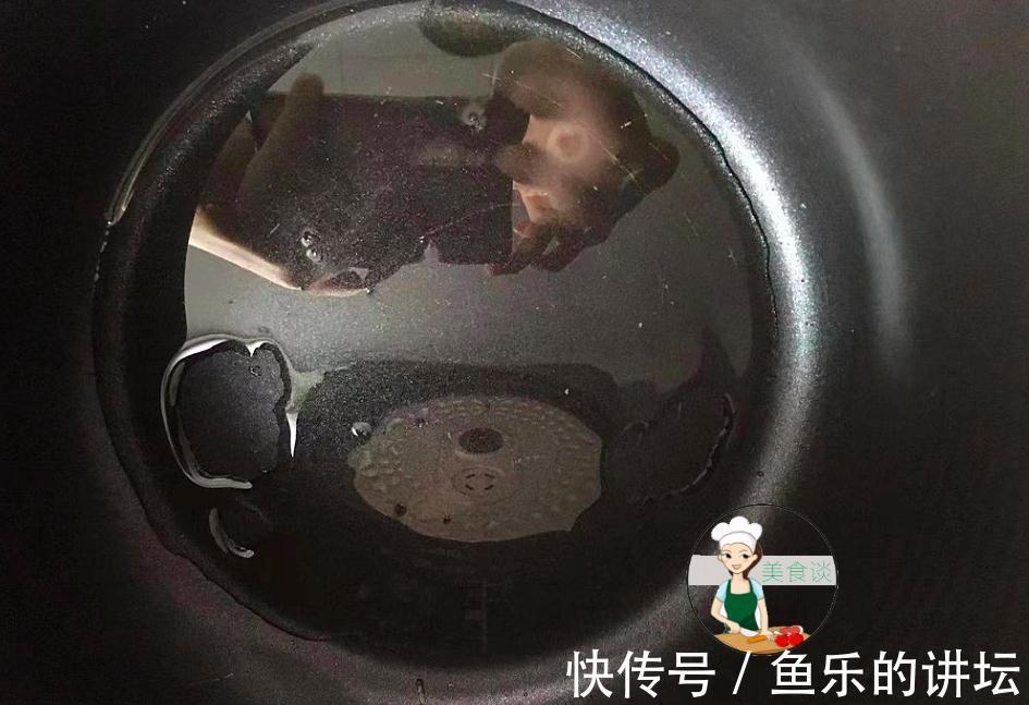 把梅头肉腌制一晚上，放进电饭锅，不加水直接焖，香到渣都不剩下