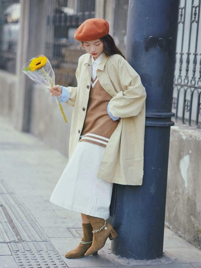 时尚博主 秋冬必备单品,少不了风衣的搭配,风衣+格子半身裙,时髦又洋气