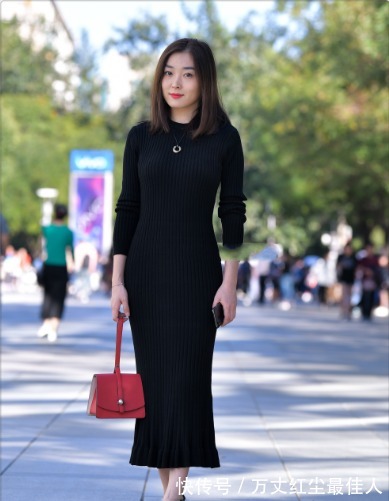 女包|针织鱼尾连衣裙搭配斜挎单肩女包,举止端庄,高贵优雅