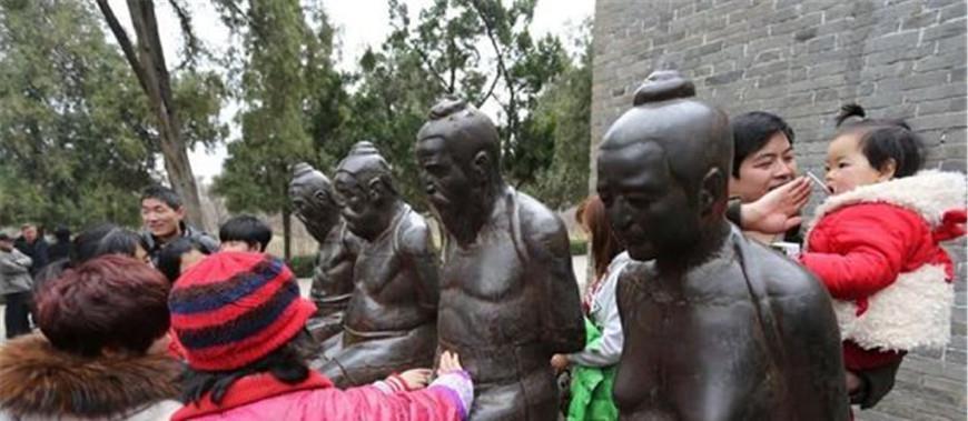 岳飞|岳飞墓前原来跪着5个罪人，现在只剩下4个，其中一个为何不跪了