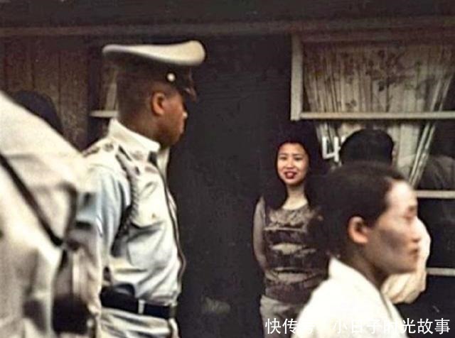美国|历史镜像1960年代的韩国坡州，美军驻地外的妇女矮小而又臃肿