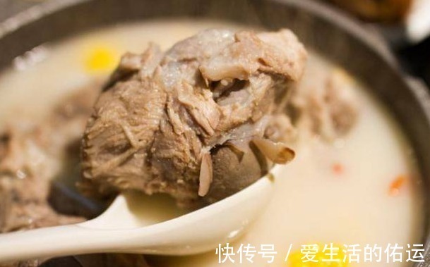 炖骨头汤，只放3个料就够了，炖好后汤白不黑，鲜美不腥不油腻