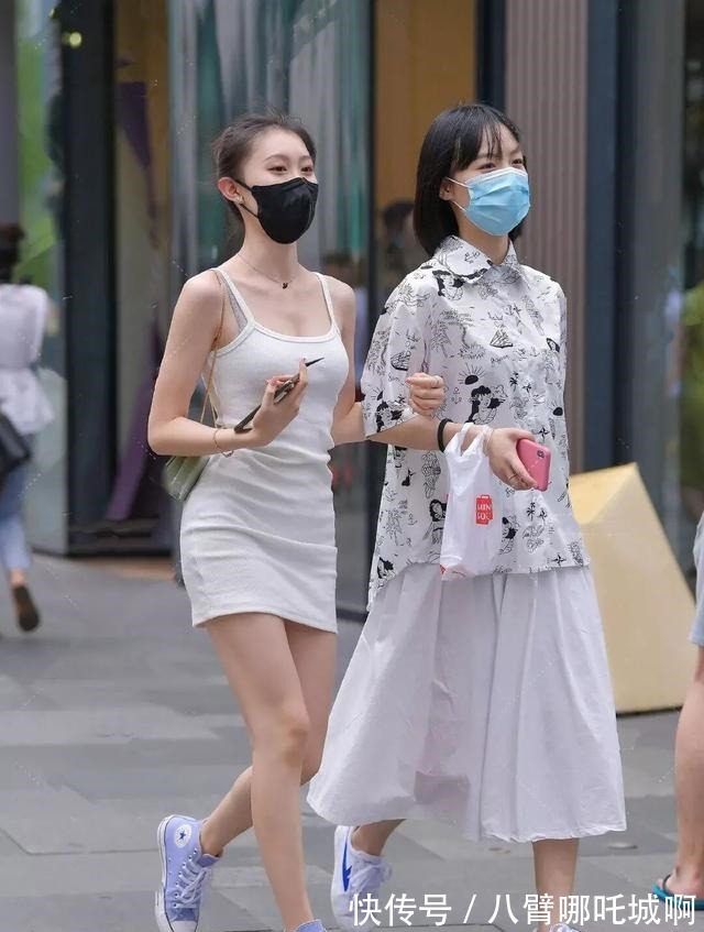 运动鞋 裙子款式很多,但真正配的鞋子只有“2款”,这样穿时髦又显高!
