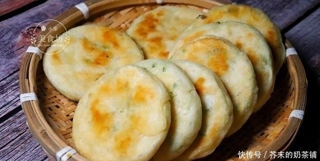 教你葱花发面饼做法,不用揉面,筷子一搅,松软好吃,凉了也不硬