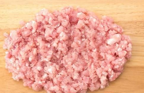 炒粉丝时,焯水后直接炒是不对的,多加一步,粉丝根根分明不结团