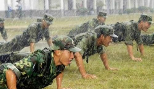 俯卧撑|军人一分钟做多少俯卧撑,才达到合格水平?别小瞧了这个数