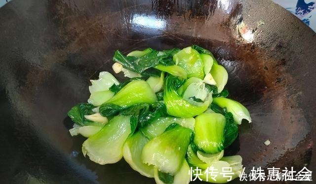 香菇|香菇和油菜是绝配，这样做好吃又好看，每次炒一盘，汤汁都不剩