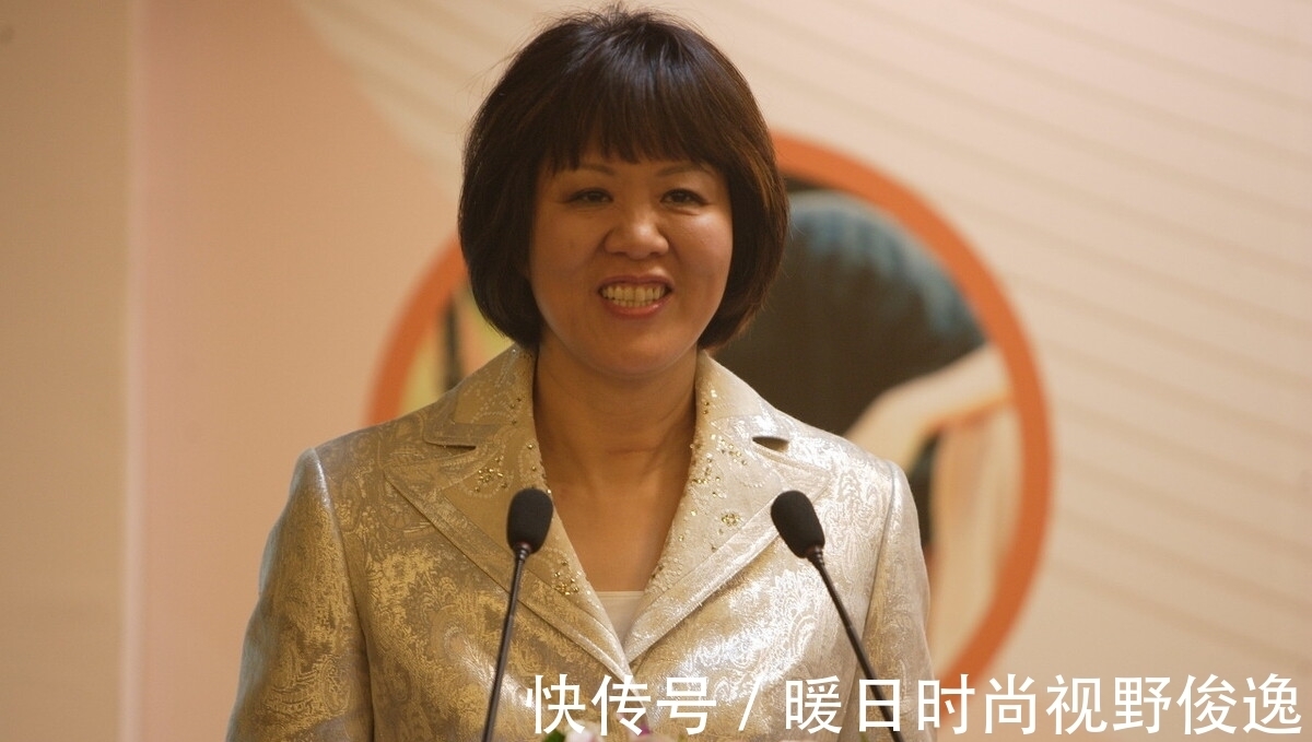功勋|中国女排功勋教练35岁挂帅，至今仍画不上句号，难以割舍或再续约
